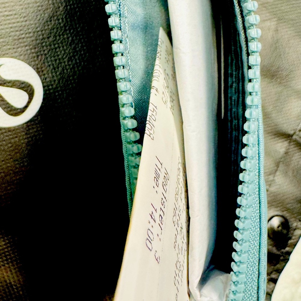 Lululemon Clip-able Card Pouch, Blue, NWT! - Picture 6 of 9